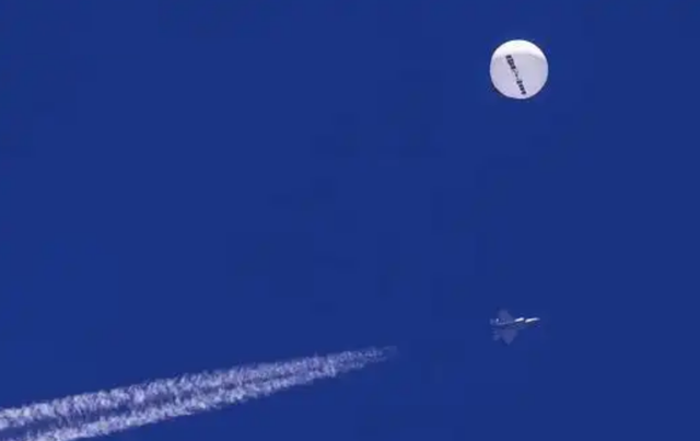 美国空军很“绝望”，中国歼36飞跃2万米高度，F22连影子都够不到
