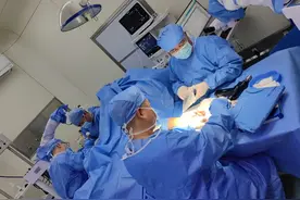 男子六根手指被机器绞断，他们“分组手术”让断指“复活”图片