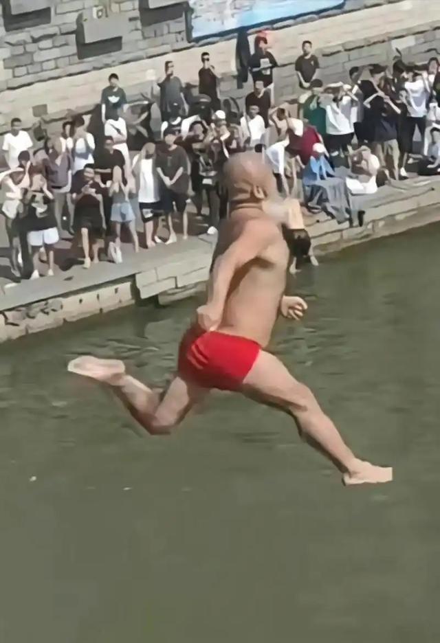 继尔滨后又一批受害者出现！天津：这样哄孩子的歌你从未对我唱过