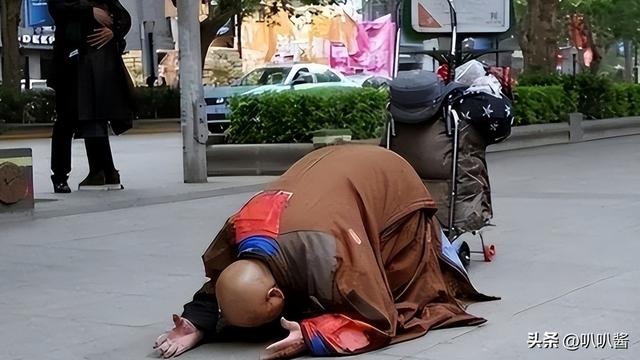 他用八年时间徒步走到拉萨，七步一叩首，7400里，竟磕出“天眼”