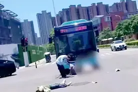 宁波公交车后续，司机跪地大哭女孩身份曝光，知情人发声当地通报图片