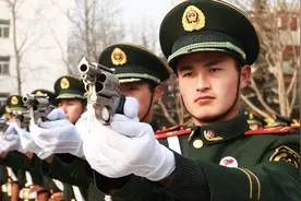 在部队中，什么军衔才会配备警卫员？为何一般军官没有这待遇？图片