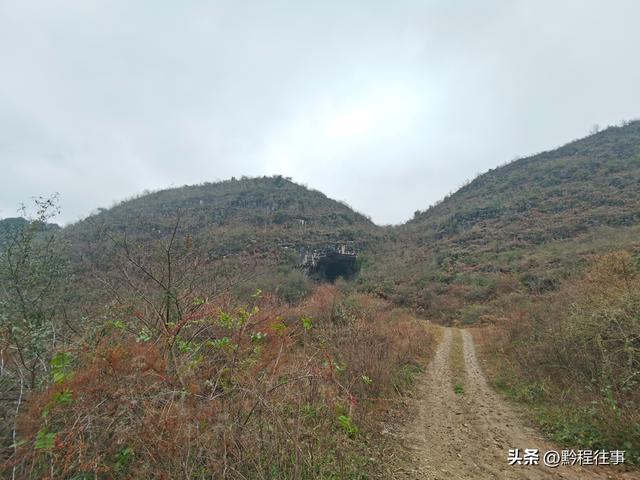 探险贵州深山原始溶洞，遇见一个躲匪洞、一座红军坟