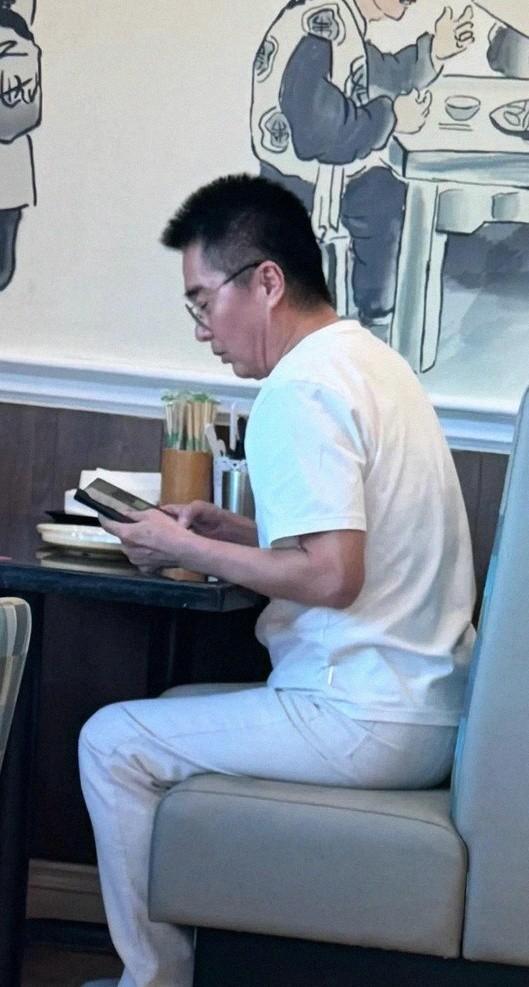 实锤了！许亚军没去何晴葬礼，当时他在美国洛杉矶陪小儿子用餐