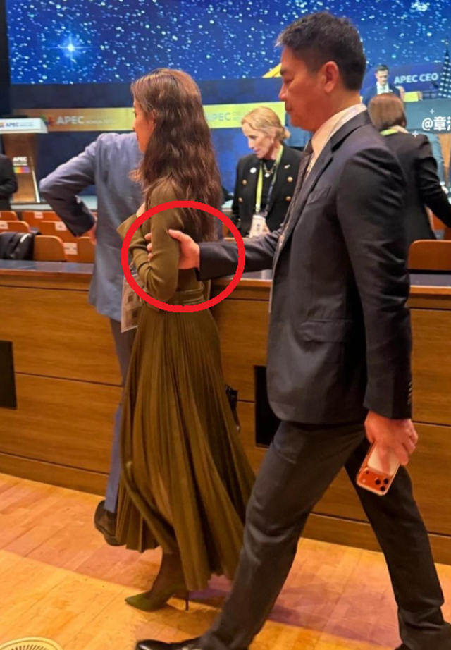 刘强东夫妇参加APEC峰会，女方穿四万外套气场十足，男方全程服侍