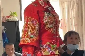 2米新娘嫁1.7米新郎：只要心里有真爱，身高的问题根本不存在！图片