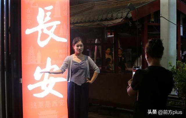 永宁门内外游客如织