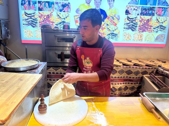 新疆师徒的馕房法则：19岁学徒不进厂，靠一张饼在乌鲁木齐扎根