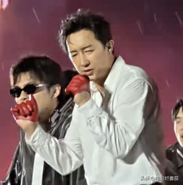 毛不易演唱会“撒纸币”引争议，网友：可以接地气，但不能接地府
