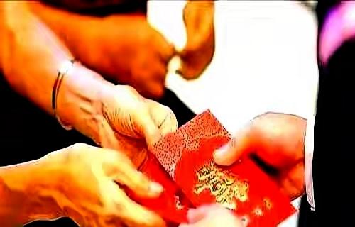 陕西1女子专为老年人提供服务，499元一次，常抱怨：身上全是烂疮