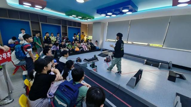 与机器狗互动、操控无人机，南京市同仁小学科创研学太酷了！