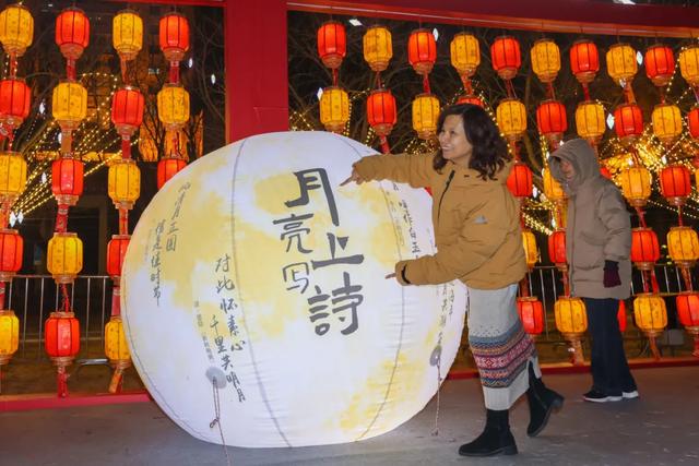 这么亮，那么美，泰达街在人潮中守住元宵夜繁华