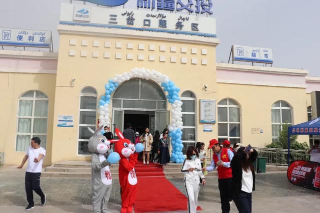 戈壁上的文化风情驿站——记三岔口喀什古城主题特色服务区的蝶变