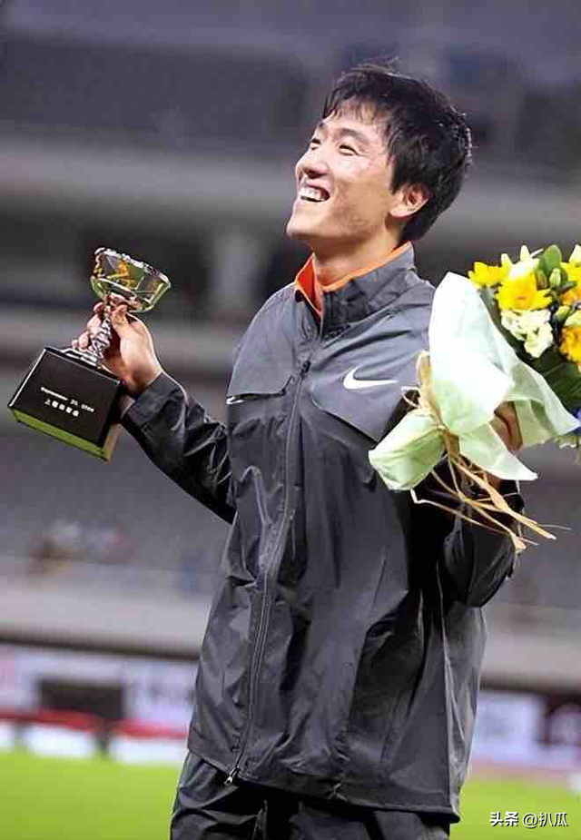 42岁刘翔近况曝光，长期在国外旅游，靠终身合同吸金，远离喷子！