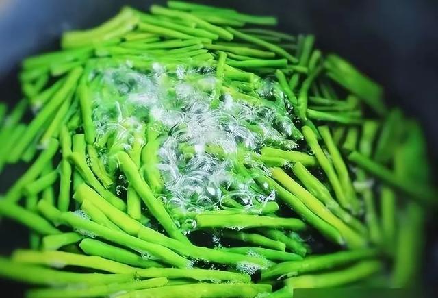 不焯水等于在“服毒”？以下几类蔬菜再懒也要焯水，你焯水了吗？