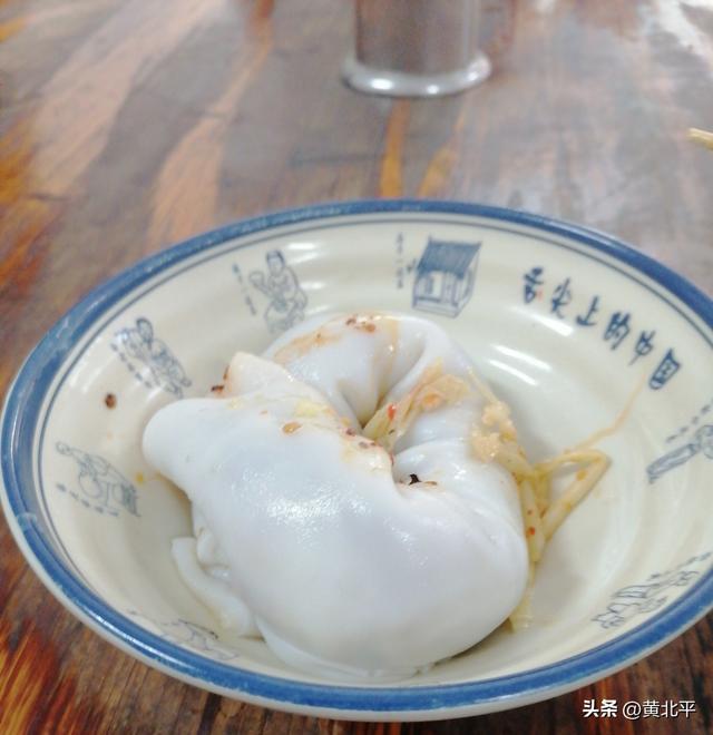 广西百色靖西市与越南交界的新兴街，边境街上的小吃卷粉真好吃