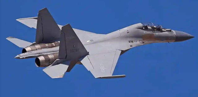 歼16不用冒险投弹！中国隐身“玄龙”战机，首次与歼20编队亮相