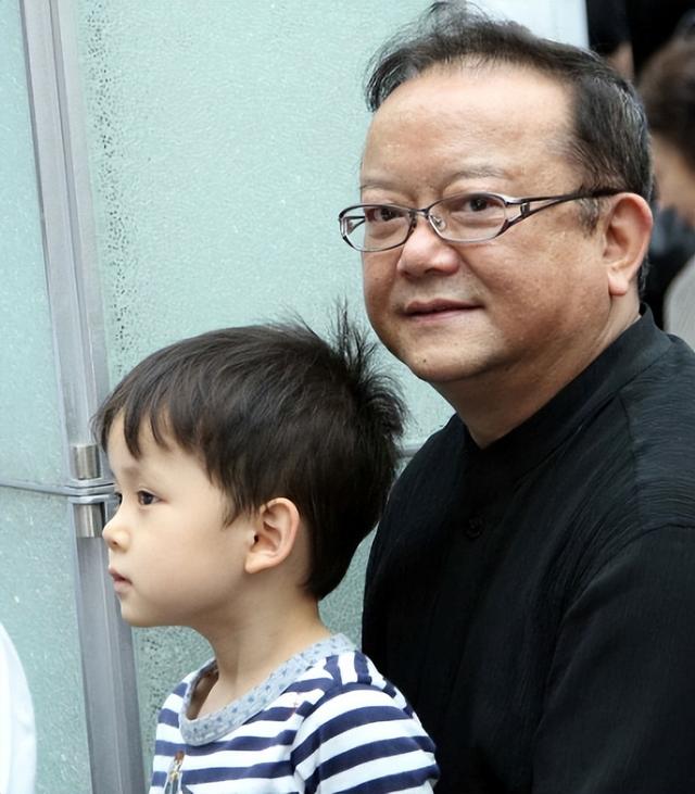 事实证明，被传卖掉上亿豪宅移民美国的王刚，已经走上另一条大道