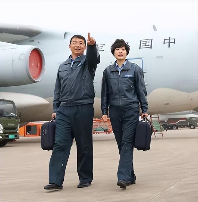 阅兵女机长找到了！央视点名，私生活被扒牺牲太大，丈夫更厉害