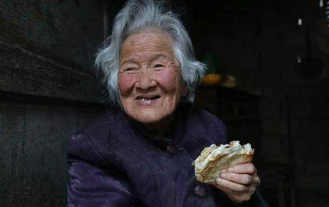 她伪装中国人，曾与4个中国人结婚，临死前一张照片暴露其身份