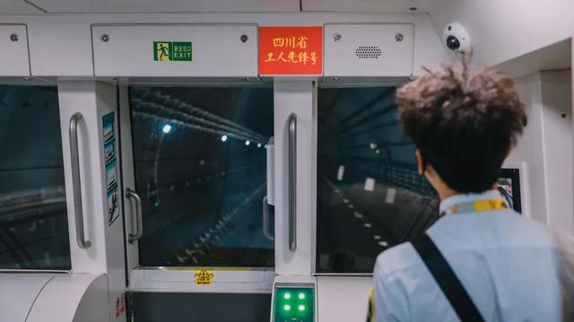 为啥地铁跑再快都不晃？点开看看