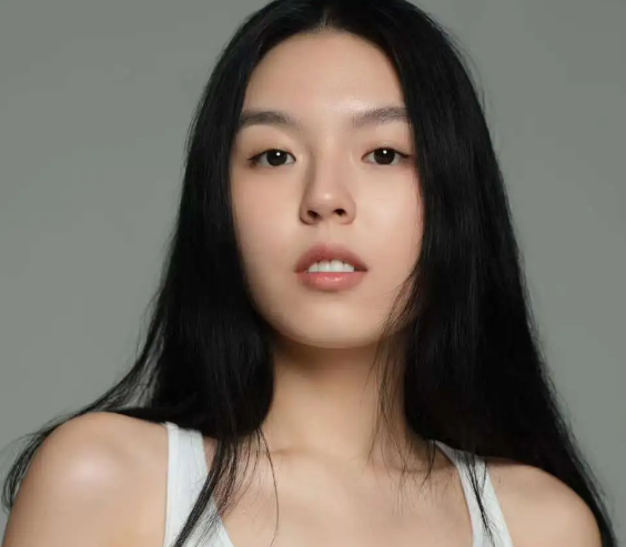 恭喜！李咏女儿官宣恋情！23岁法图麦晒和男友合影，两人有夫妻相
