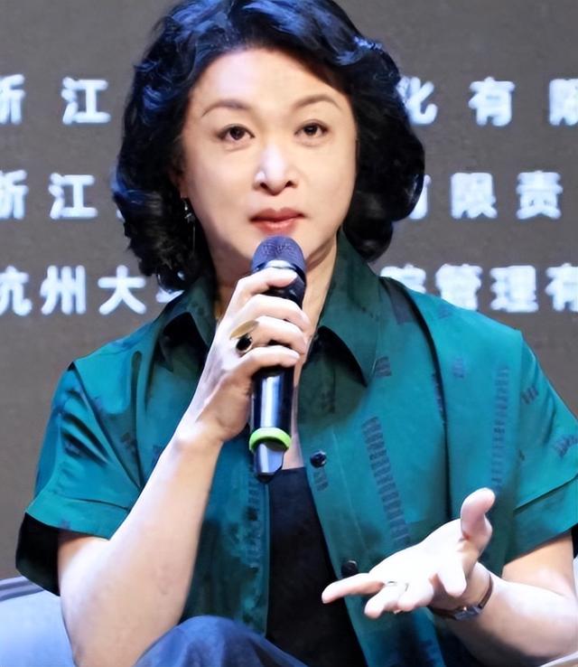 逃亡海外半年后	，58岁金星近照曝光，憔悴模样令人唏嘘