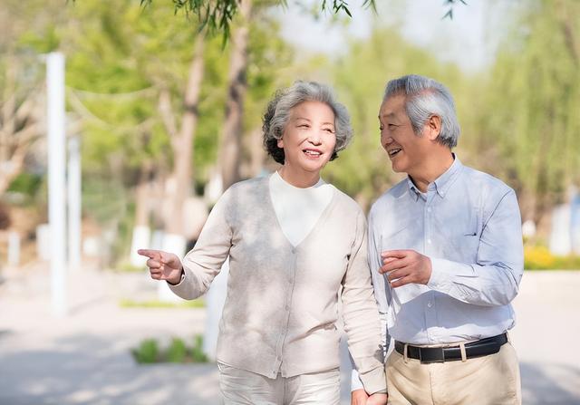 63岁大妈后悔：退休几年自驾游遍中国，不料害了自己拖累了儿女！