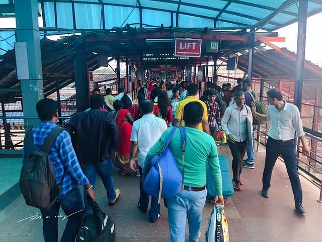 中国游客第一次到印度旅游，看见他们首都的火车站，差点被吓到？