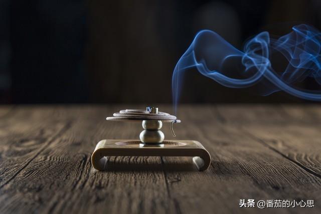 前药房主任50岁，借口眼神不好，要调岗，大家不理解，他笑而不答