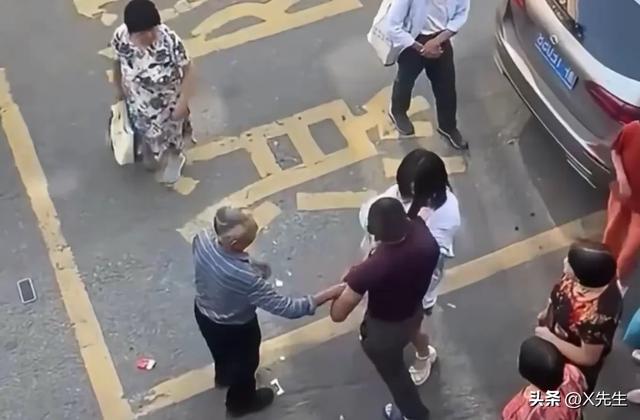 女儿从4层楼跳下，父亲只看一眼就去上班	，知道真相后网友呆住…