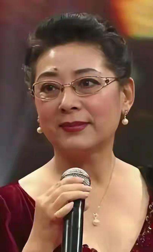 国家一级演员 女中音歌唱家 关牧村