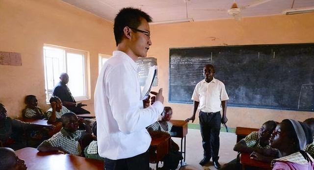 河南小伙在非洲14年，这里一夫多妻，男人只用玩，女人干活地位低