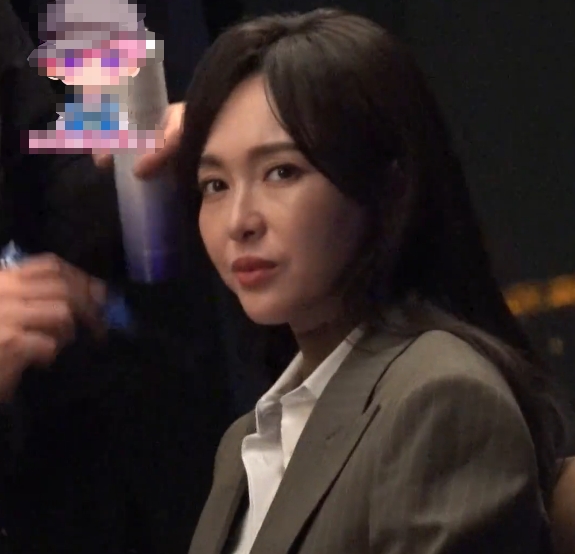 婚变传闻后，罗晋携任素汐与母亲去祈福，撕下了唐嫣仅存的体面