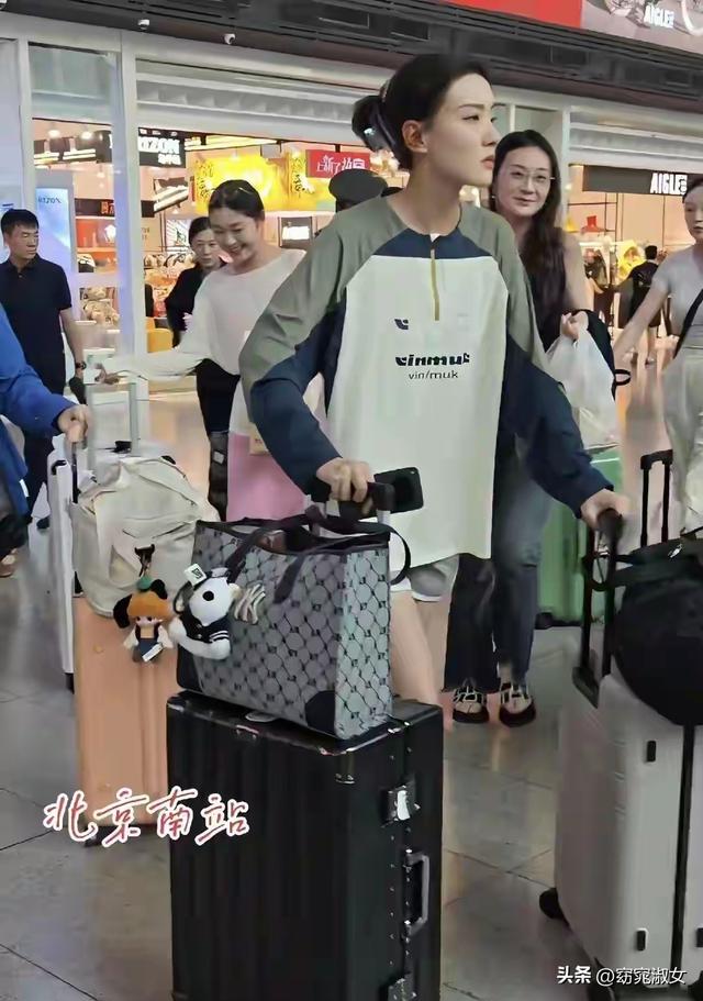 女民兵们各自返程回家，身高都在180左右，军装一脱依旧光芒万丈!