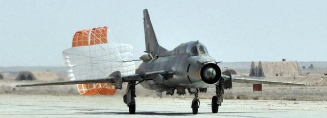 购买中国战斗机不给钱，7次追债都没还，这个嚣张小国报应来了