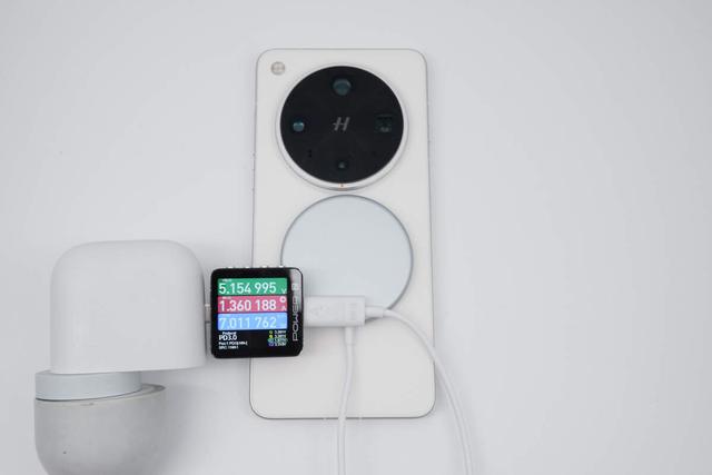 谷歌25W Qi2.2磁吸无线充电器评测：实测输出功率高达29W！