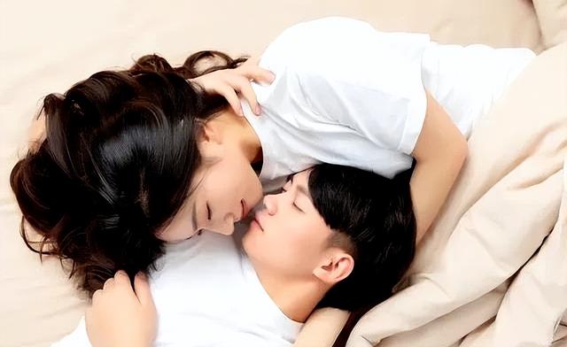 两性交往，要想刺激女人的荷尔蒙，只需记住这六点绝对让她上头
