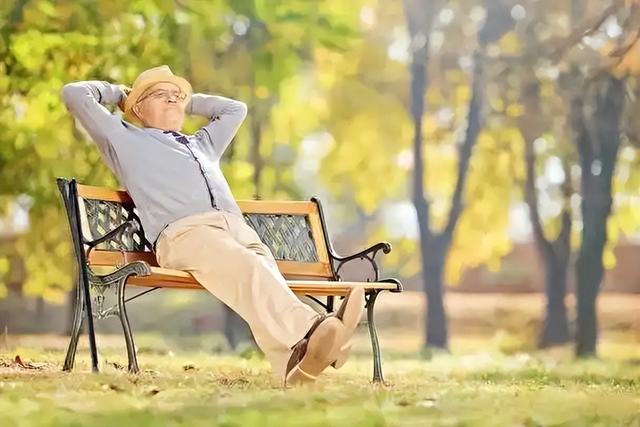 晚上早点睡觉错了？医生：过了55岁，睡觉要尽量做到这4点
