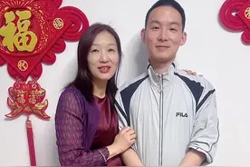 谢浩男半夜发和亲生母亲合照，亲证亲母与亲爸谢岳已离婚图片