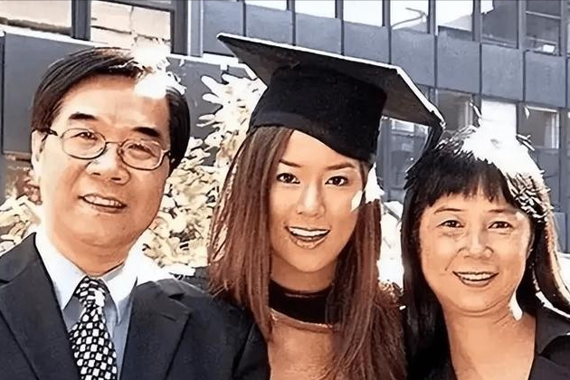 “千亿儿媳”彻底成笑话！43年来任人摆弄，连吃馄饨的自由都没有