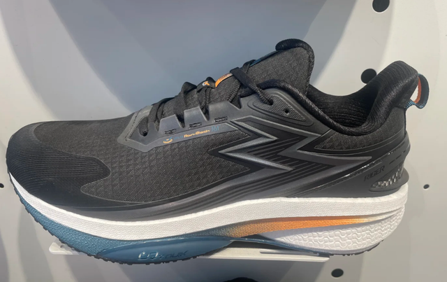 性价比屠夫！100公里亲身体验优秀，一双防水防风还保暖的跑鞋