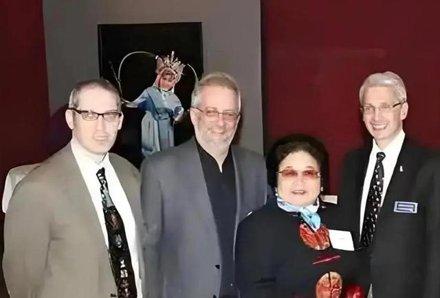 吃里扒外、永不回国？带30名演员留美不归，如今年过花甲归来