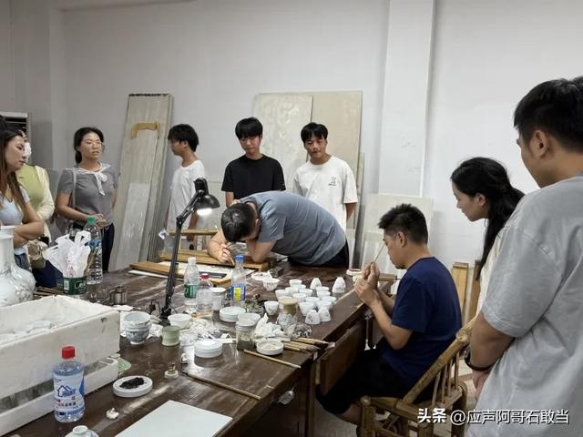 景德镇:荷润初心 瓷绘昌江