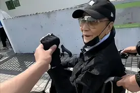 风光不再！缺席谢霆锋巡演，88岁谢贤坐轮椅出行，风流一生现凄凉图片
