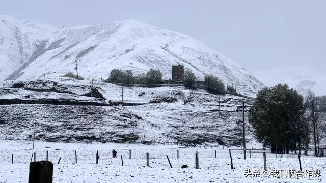 一匹黑马暴雪中压马路，夫妻房车旅居川西，靠充电桩续命！