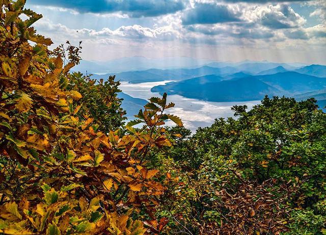 吉林市丰满东山：山间彩卷入画来