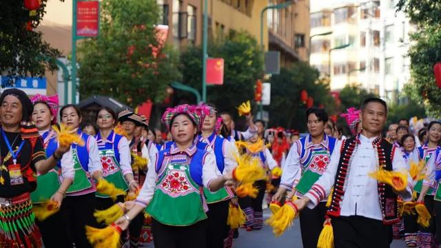 绿春长街古宴 | 精彩回顾：民族文化大巡游 街头掀起“最炫民族风”