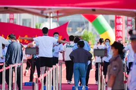 今天，甘肃省迎来新高考首考 17.68万名陇原学子应考追梦图片