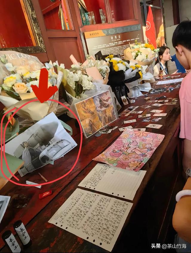 笑死了！网友旅游战报：曹操坟头放布洛芬，张居正墓前放痔疮膏！